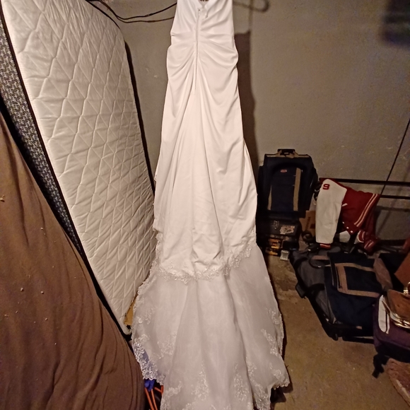 David's bridal strapless wedding dress - Picture 2 of 6